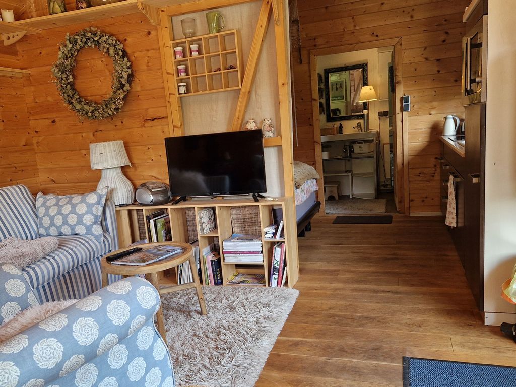 Wohnbereich mit Blick zur Küche/Badezimmer
