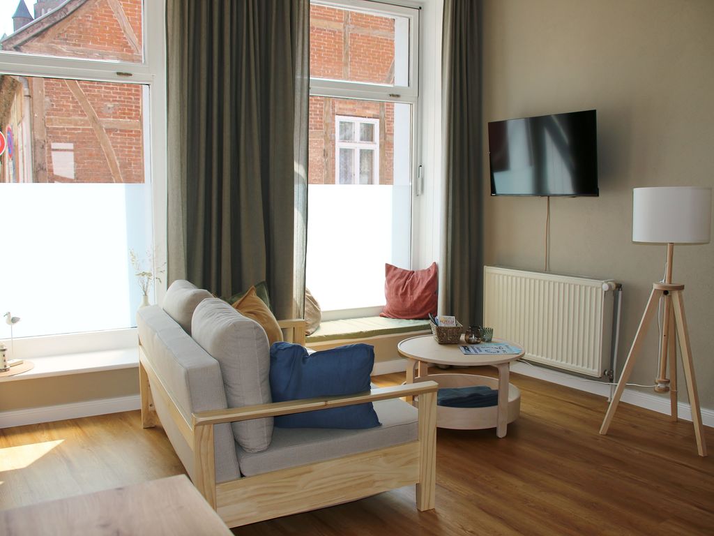 Wohnzimmer mit Couch zum Ausklappen