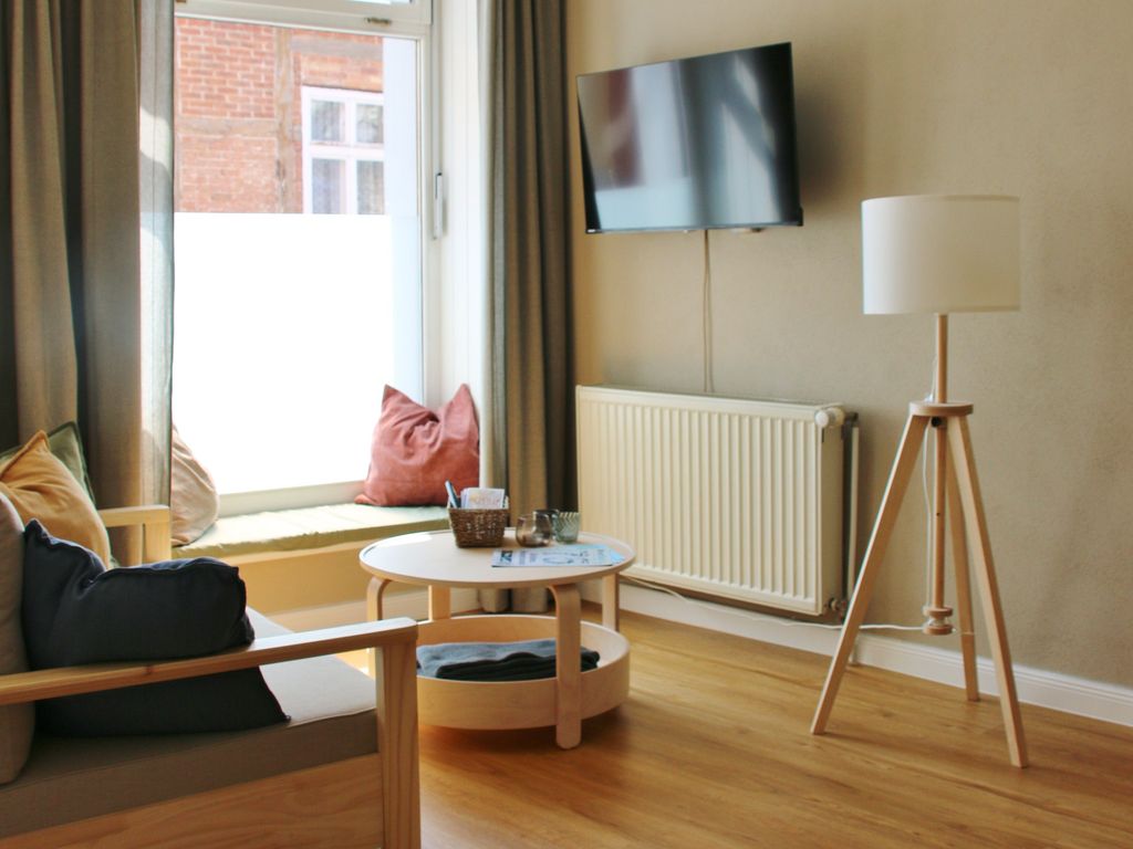 Wohnzimmer mit Couch zum Ausklappen