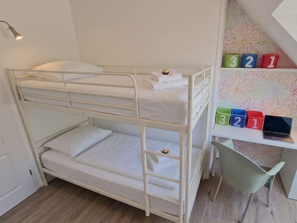 Schlafzimmer-2-mit Arbeitsplatz