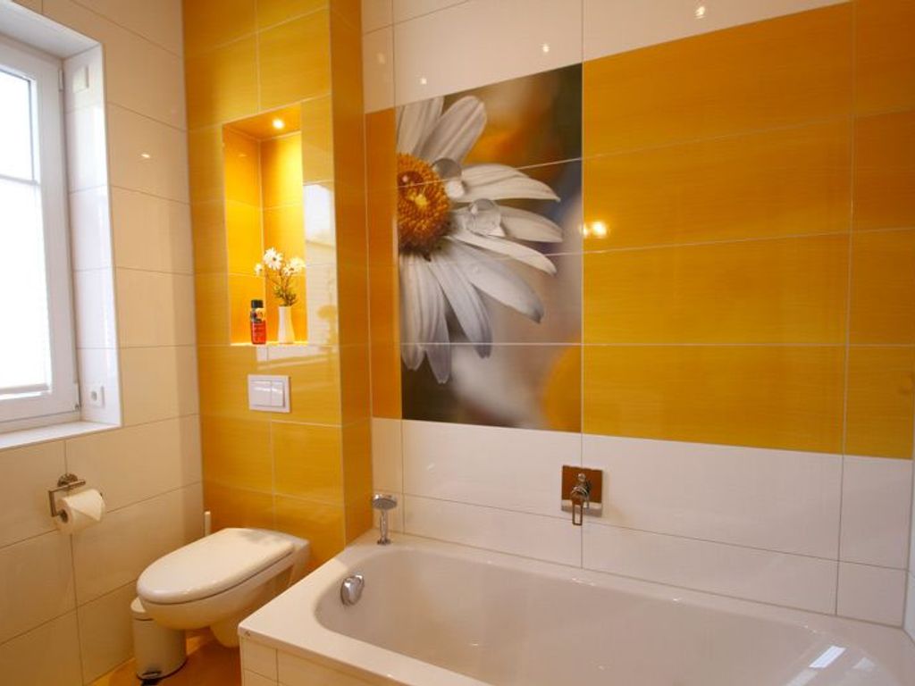 Großes Bad mit Wanne
