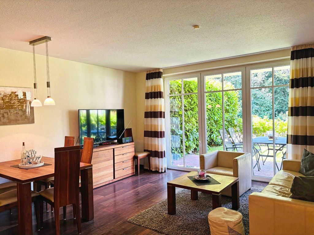 Wohnzimmer mit Zugang zur Terrasse