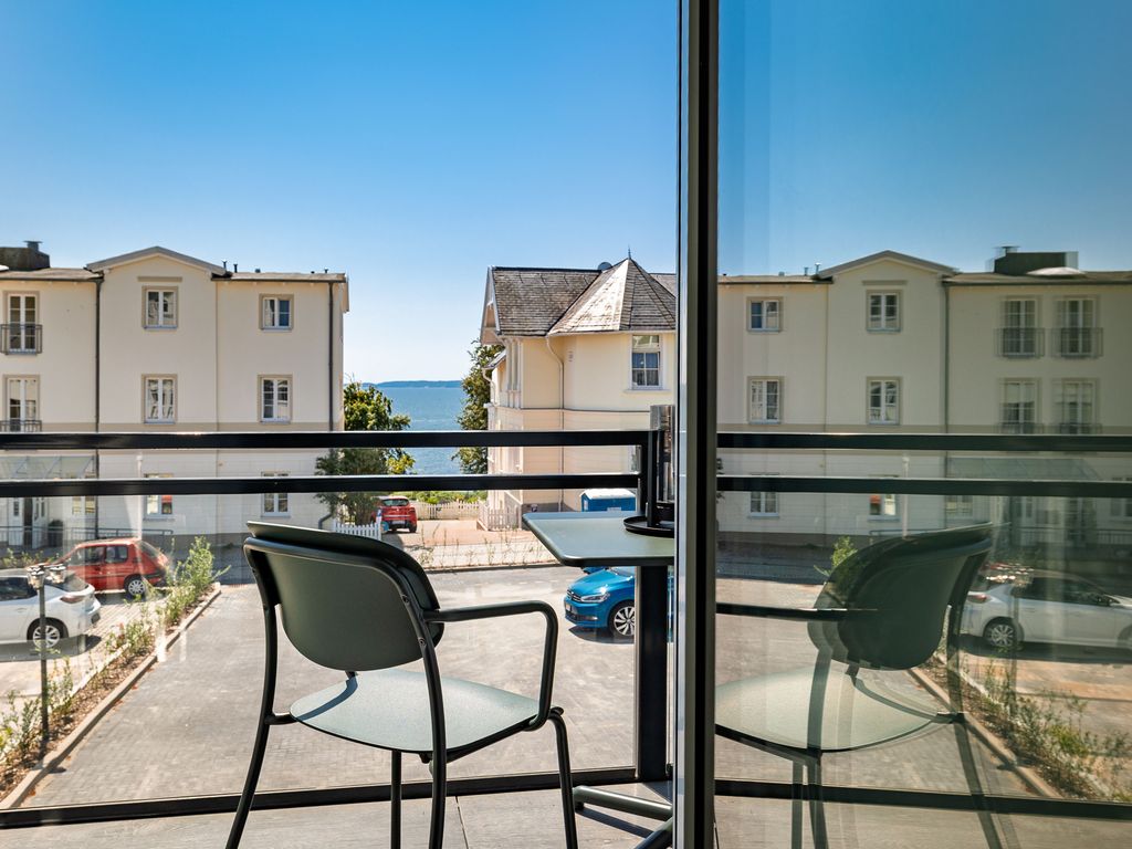 Balkon mit kleinen Ausblicken auf die Ostsee
