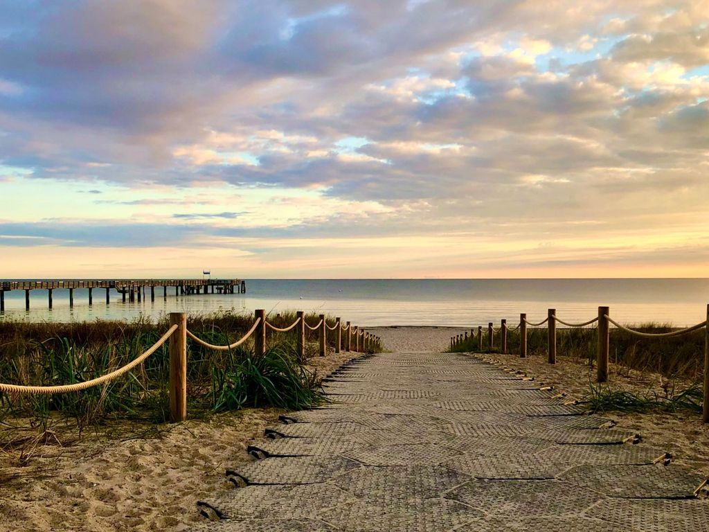 Boltenhagen - Blick auf den Strandzugang und die Seebrücke