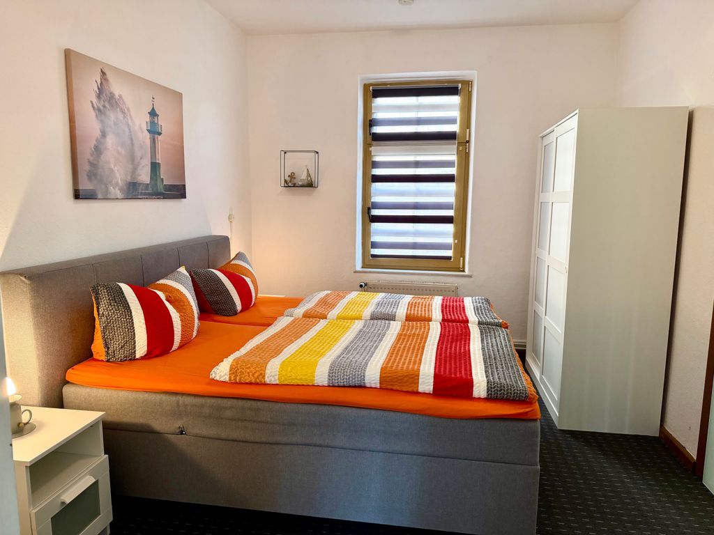 Gemütliches Doppelbett mit Kleiderschrank