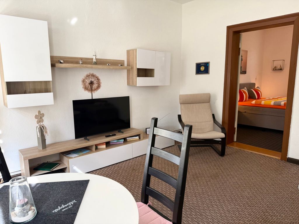 Wohnzimmer mit offenem Schlafbereich