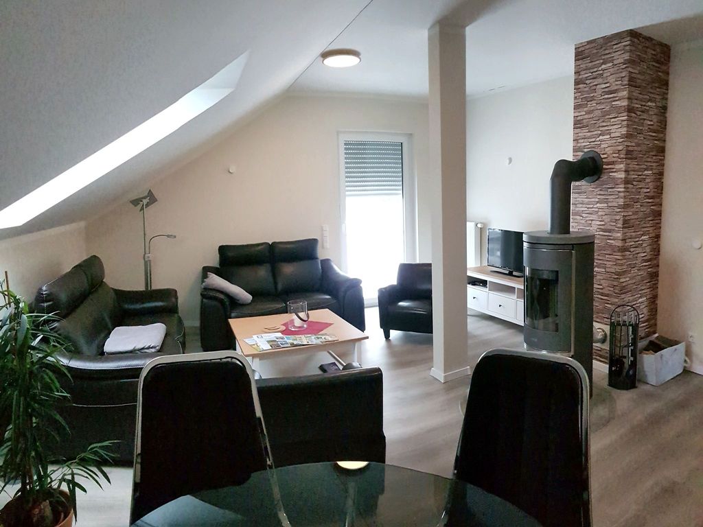 Wohnzimmer mit Kamin und großer Sitzecke