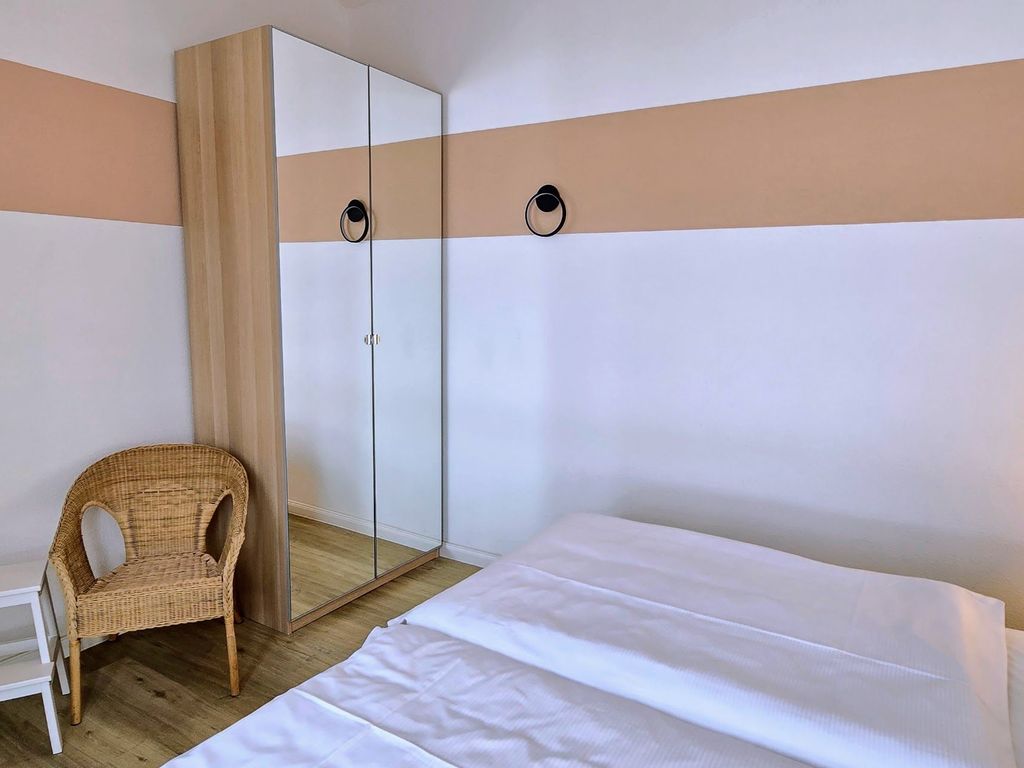 Schlafzimmer mit Kleiderschrank
