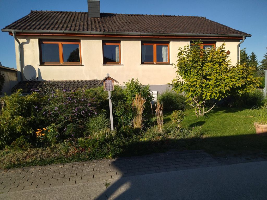 Vorderansicht mit Parkplatz
