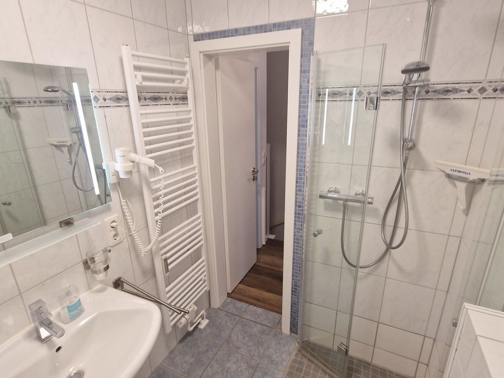 Badezimmer mit ebenerdiger Dusche