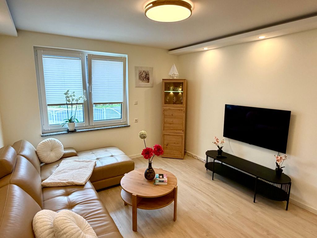 Wohnzimmer mit Couch und TV