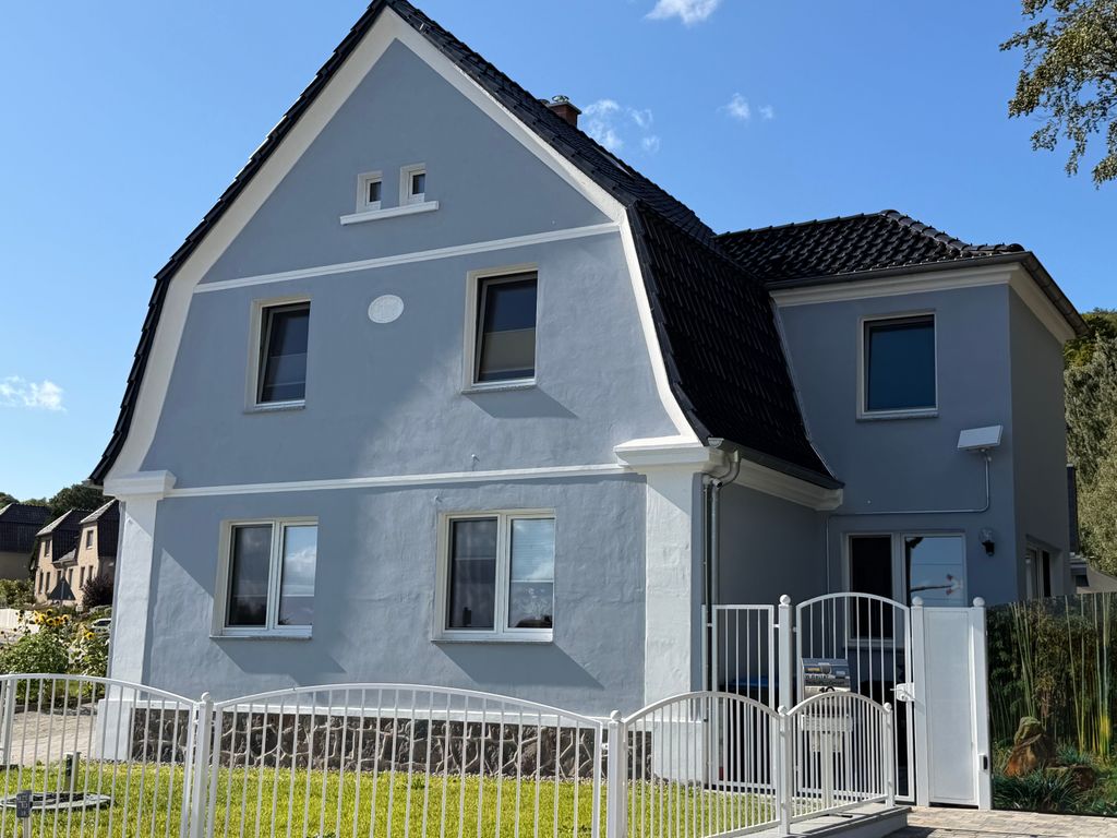 Hausansicht, umzäuntes Grundstück