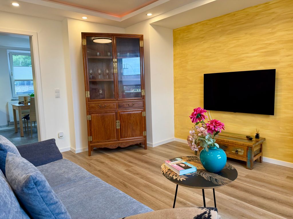 Wohnzimmer mit kleiner Couch und TV