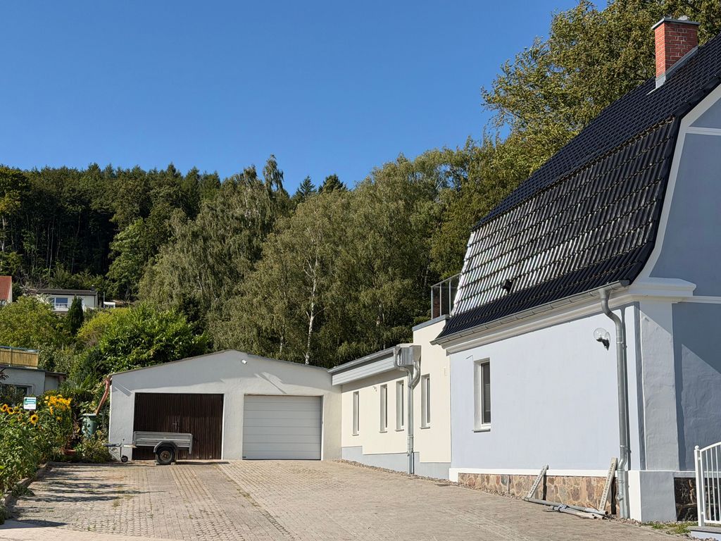 Seitenansicht mit Parkplatz