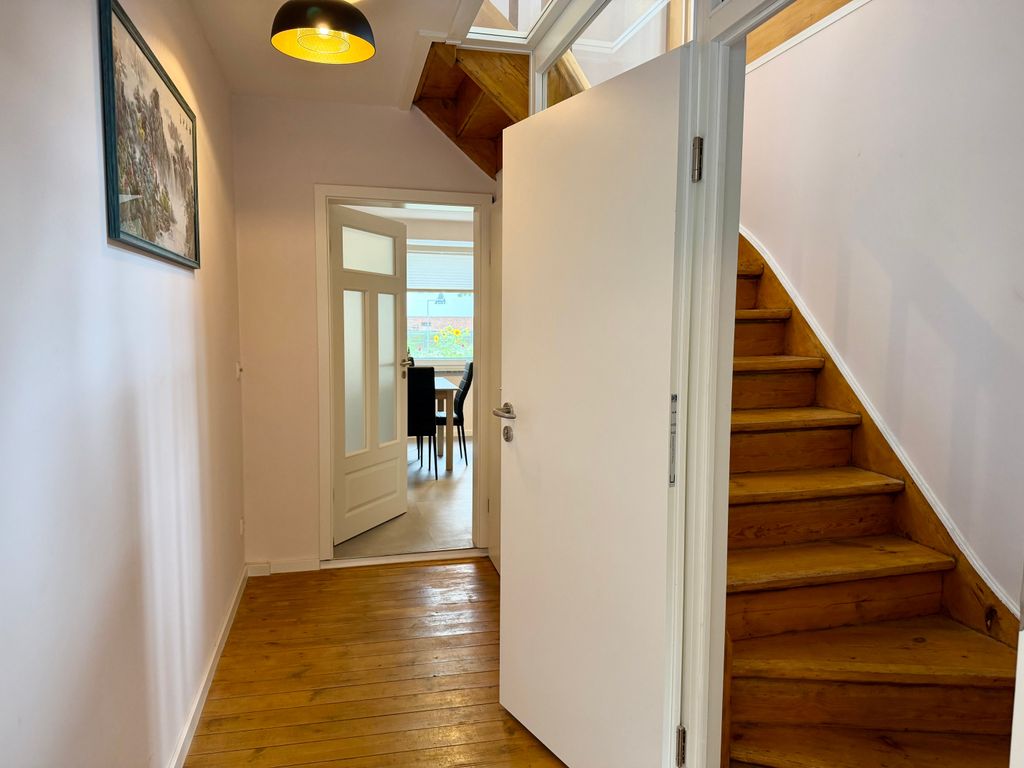Eingangsbereich, rechts Aufgang zur oberen Wohnung