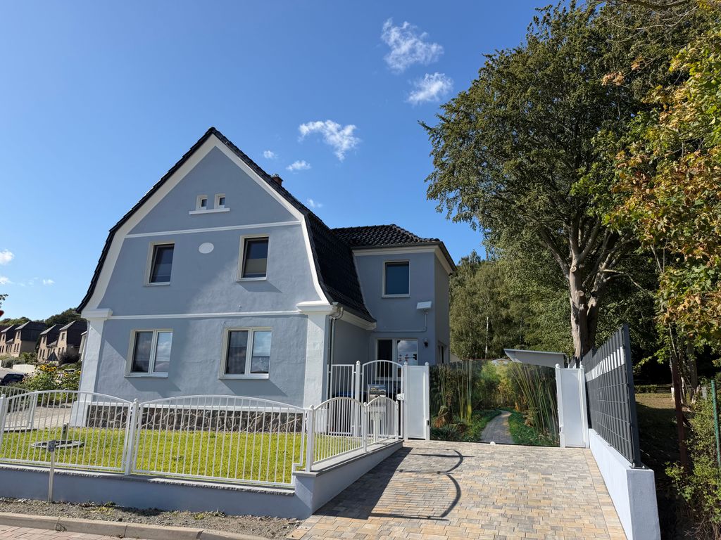 Hausansicht mit Auffahrt