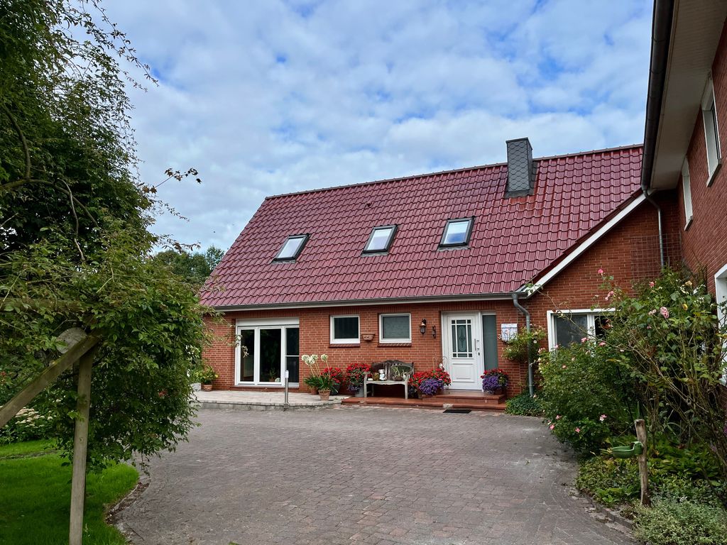 Frontansicht vom Wohnhaus mit intergrierter Ferienwohnung, welche einen seperaten Eingang hat.