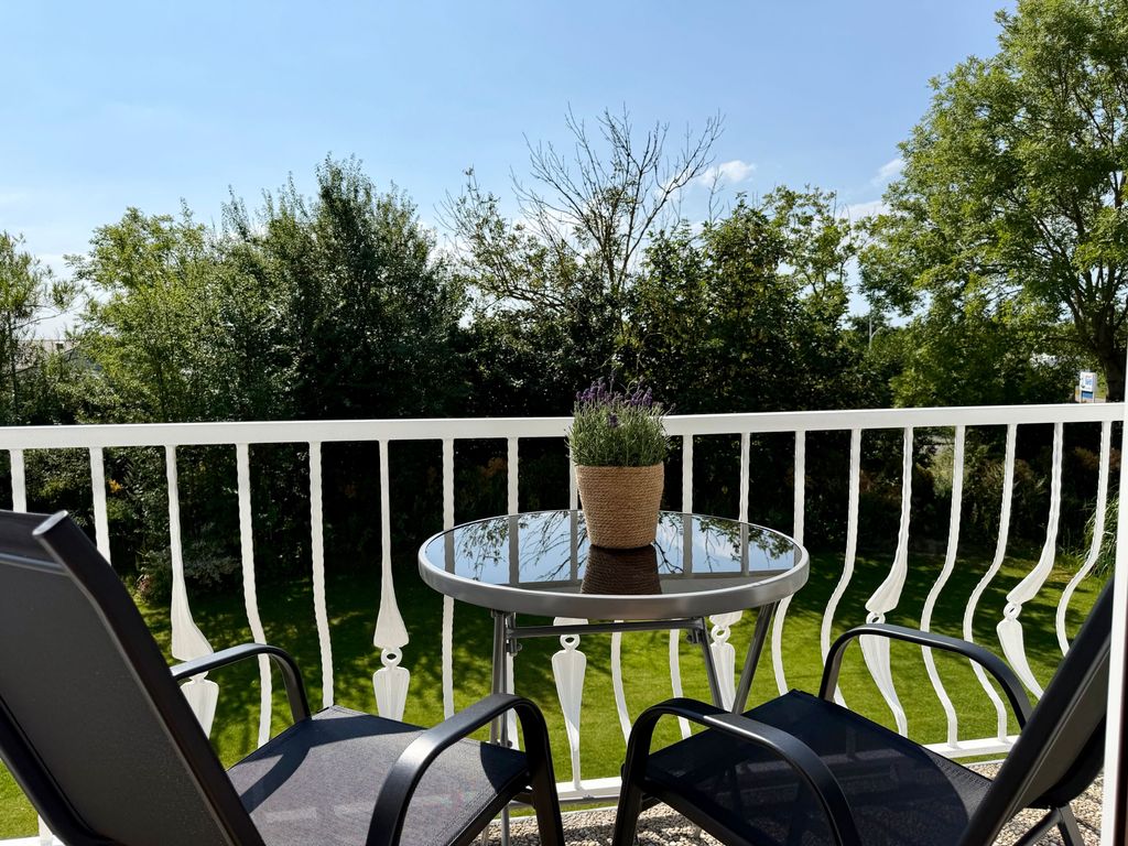 Blick vom Balkon in den Garten