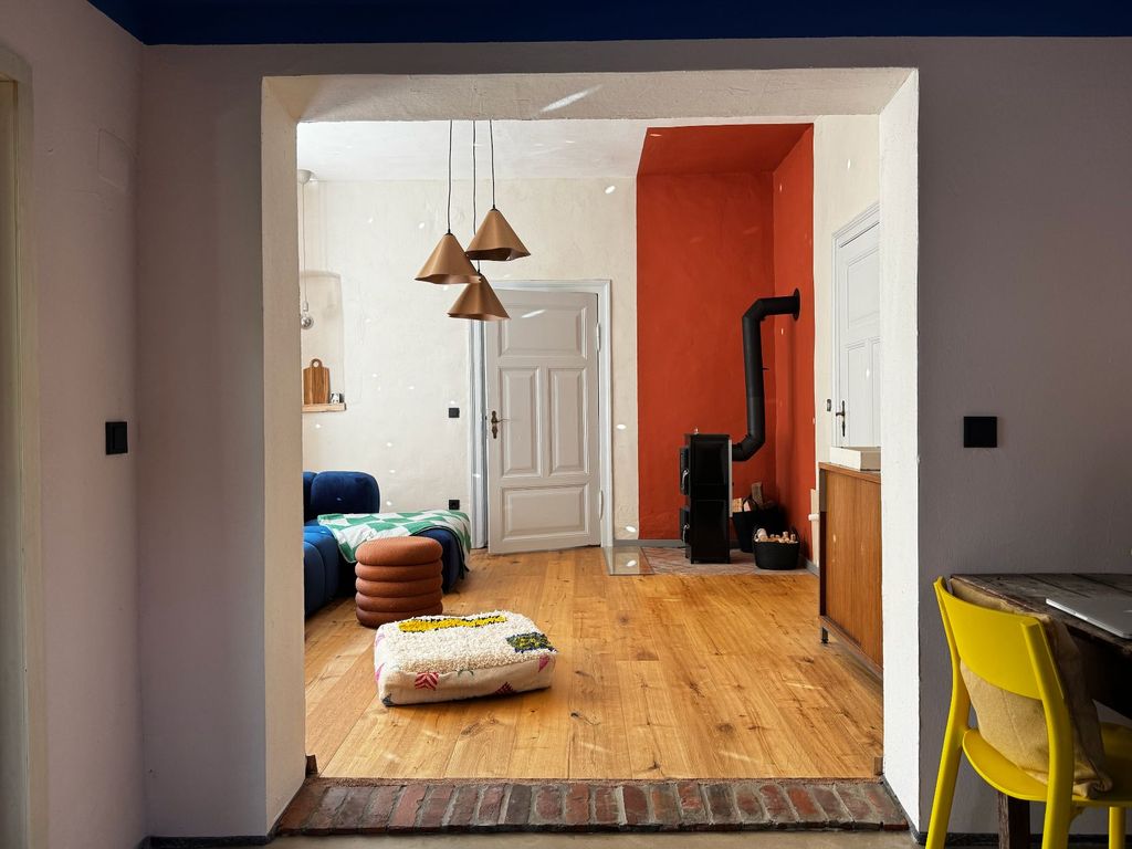 Großes Wohnzimmer mit Kamin
