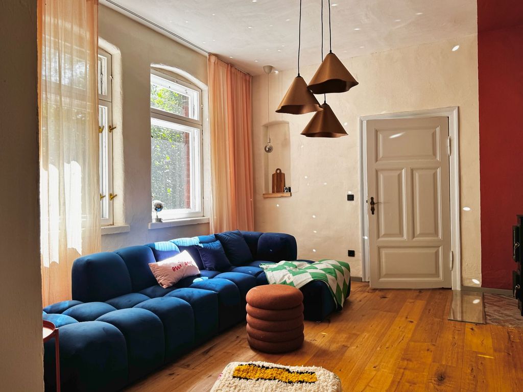 Großes Wohnzimmer mit Kamin