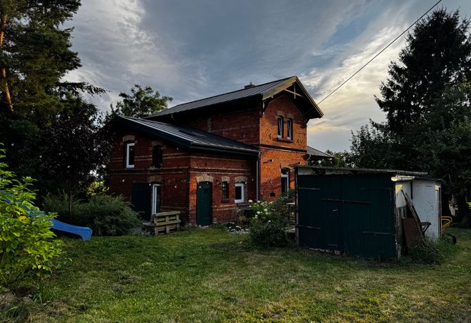 Historisches Bahnwärterhäuschen im Grünen