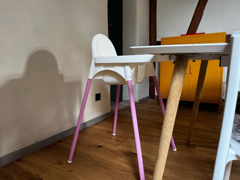 Auf Wunsch stellen wir einen zweiten Kinderstuhl zur Verfügung