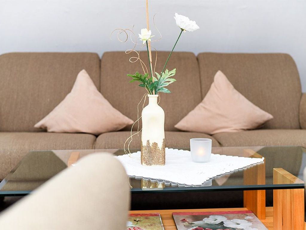 Wohnzimmer mit integriertem Küchenbereich