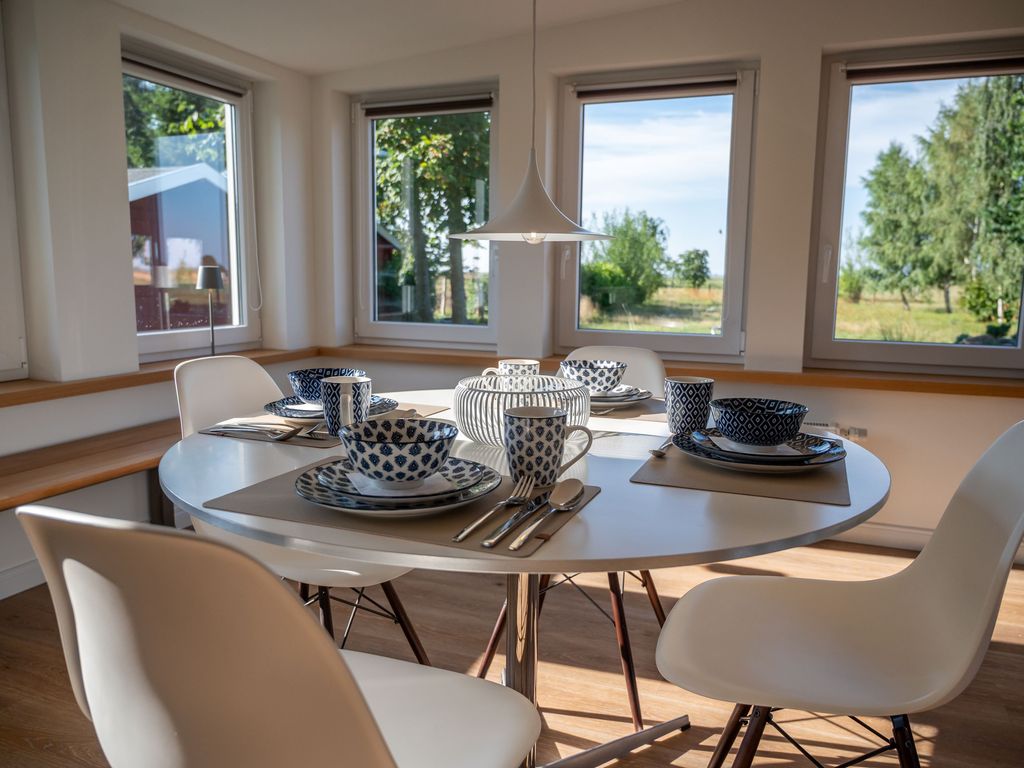 Frühstück mit Aussicht: Am Essplatz genießen Sie schon am Morgen den Blick ins Grüne und die besondere Ruhe der Boddenlandschaft.