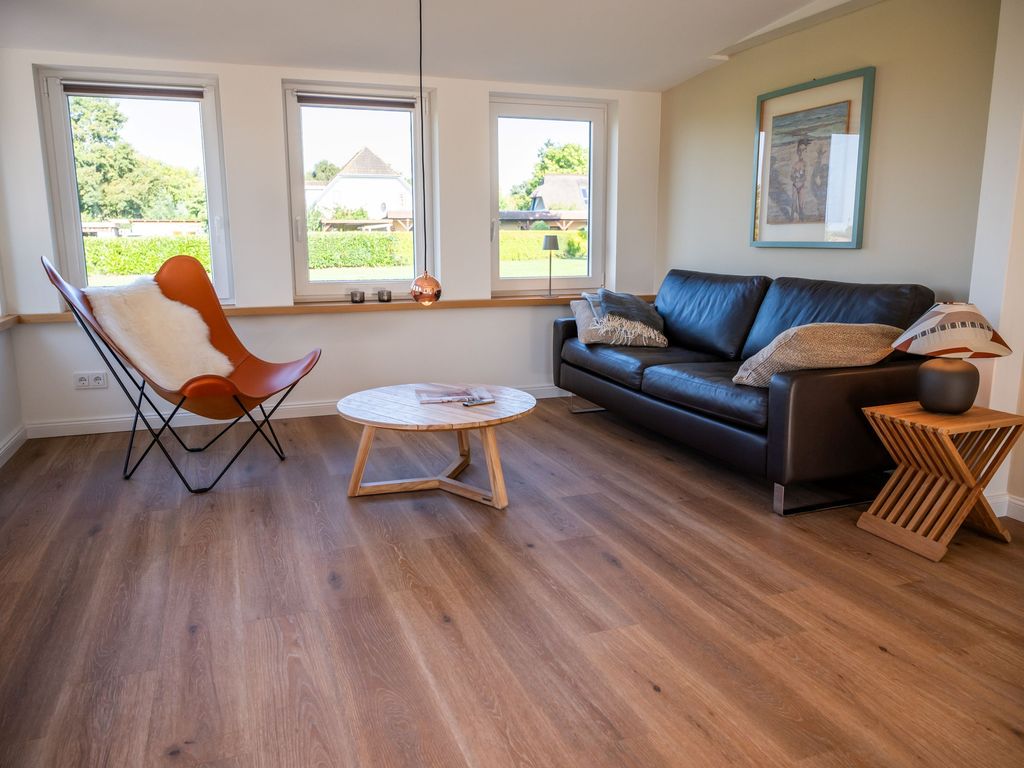 Hochwertige Designmöbel und viel Raum zum Entspannen machen den Wohnbereich zu einem gemütlichen Rückzugsort nach einem Tag am Bodden oder an der Ostsee.