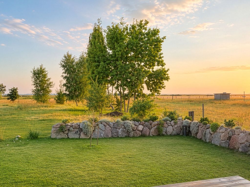 Unverbauter Blick über die Boddenwiesen - Sonnenuntergänge inklusive