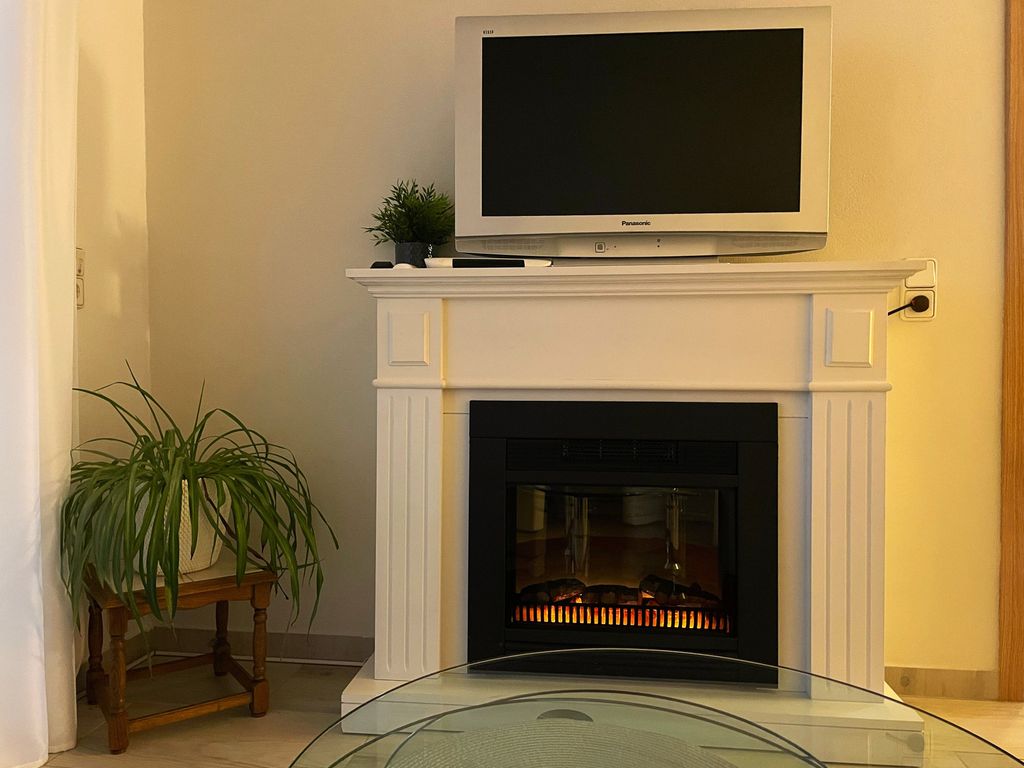 Fernseher und gemütlicher Elektrokamin