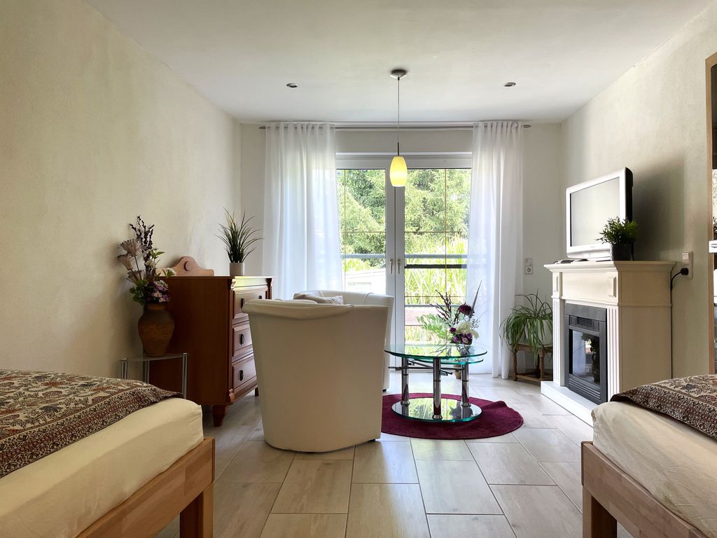 gemütliche Sitzmöglichkeit mit TV und Blick zum Garten