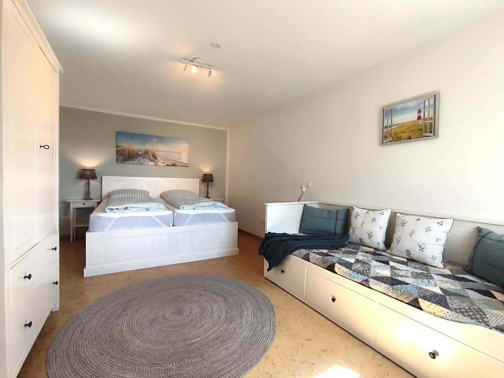 Schlafzimmer mit Doppelbett und ausziehbarem Bett