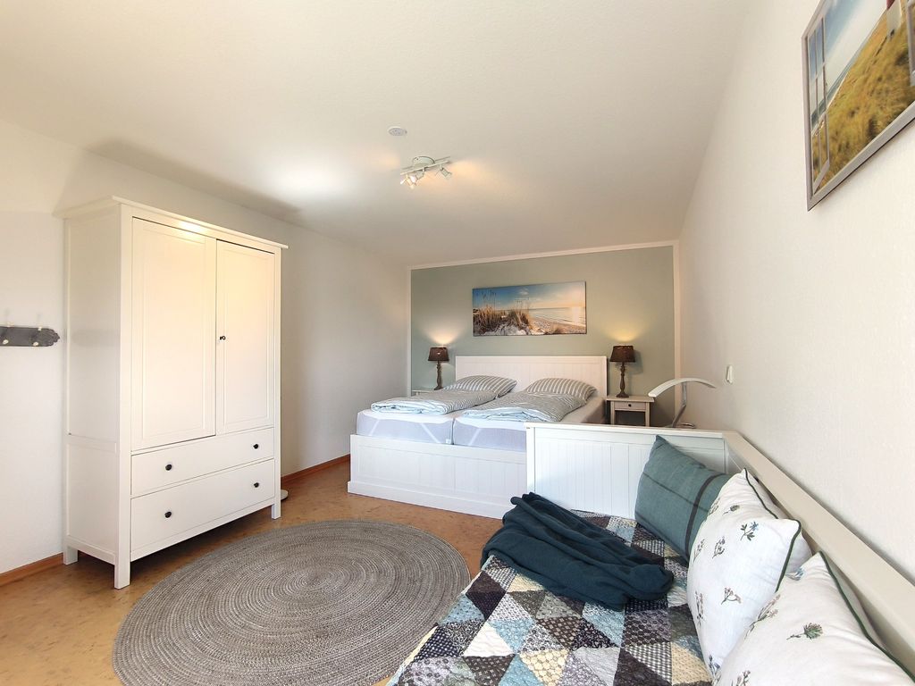 Schlafzimmer mit Doppelbett und ausziehbarem Bett