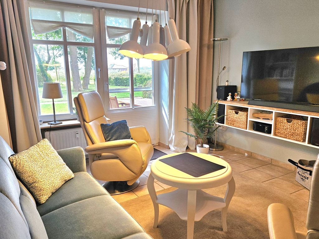 Sitzgruppe mit Smart-TV im Wohnbereich