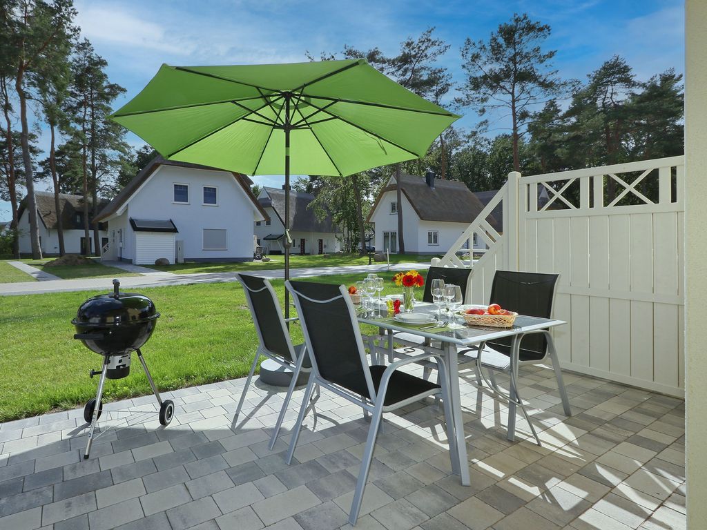 Terrasse mit Sonnenschirm und Grill