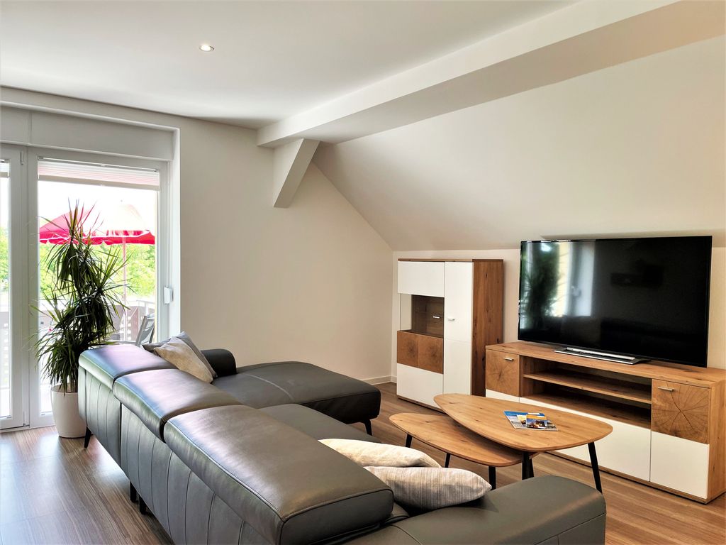 Wohnzimmer mit großem TV-Flachbildschirm