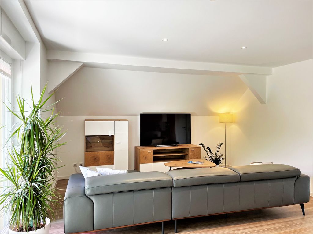 Wohnzimmer mit großem Ecksofa