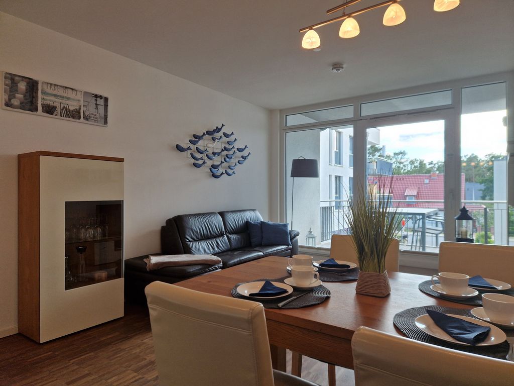 Im großzügigen Wohnbereich, Zugang zum überdachten Balkon vom Wohnbereich aus.