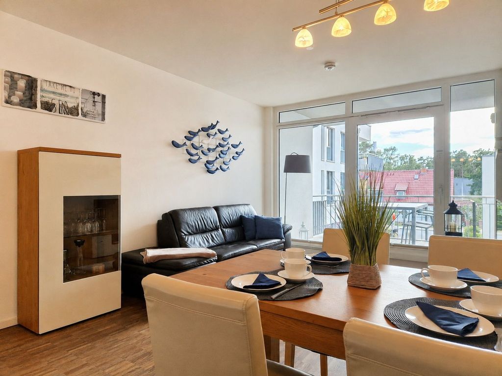 Im großzügigen Wohnbereich, Zugang zum überdachten Balkon vom Wohnbereich aus.