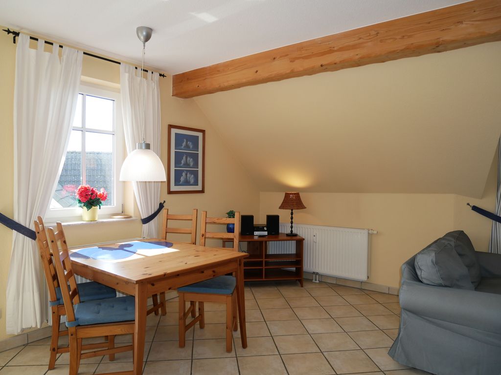 Wohnzimmer mit offener Küche