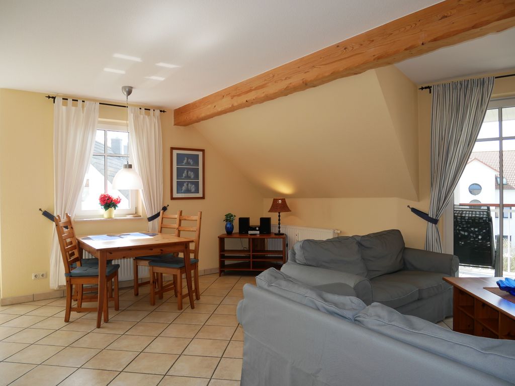Wohnzimmer mit offener Küche
