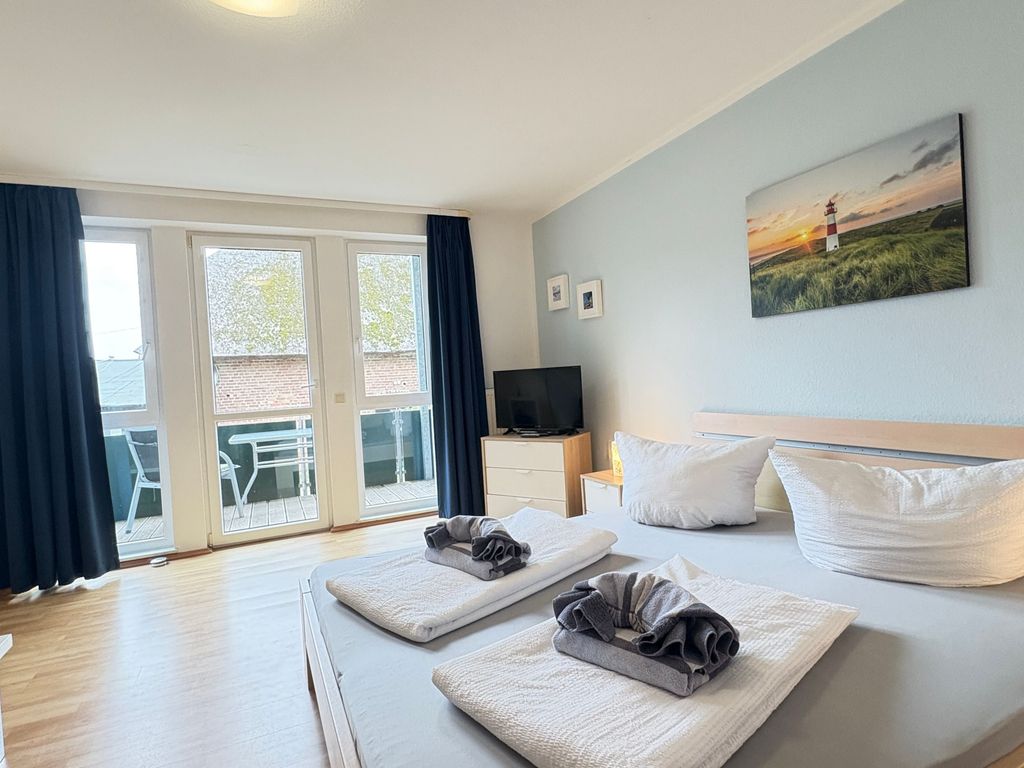 Wohn-/Schlafzimmer mit Doppelbett und Balkon