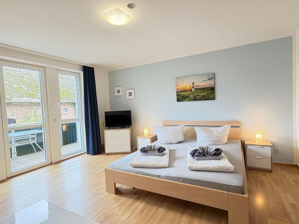 Wohn-/Schlafzimmer mit Doppelbett und Balkon