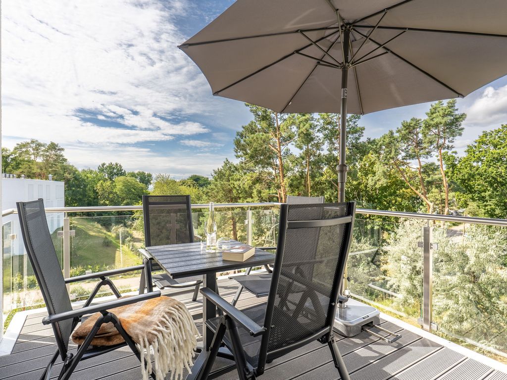 Balkon mit Möbeln und Sonnenschirm