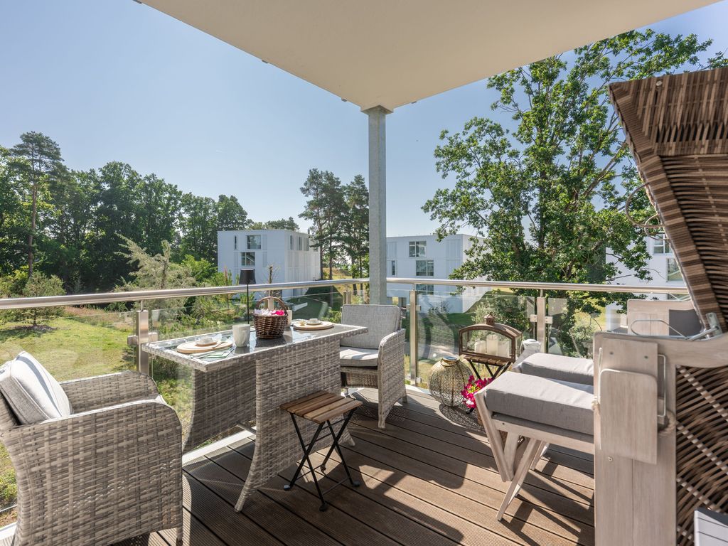 überdachter Balkon mit Strandkorb