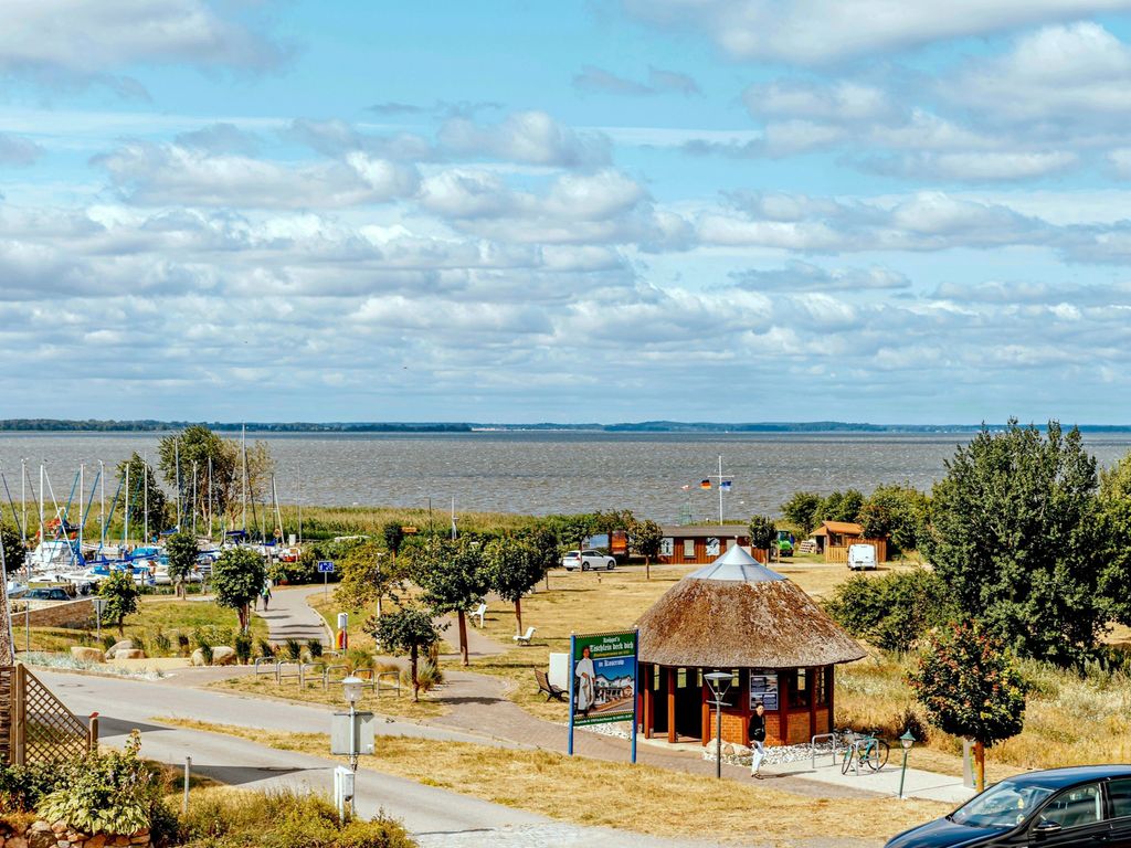 Blick auf das Achterwasser und den kleinen Hafen von Loddin