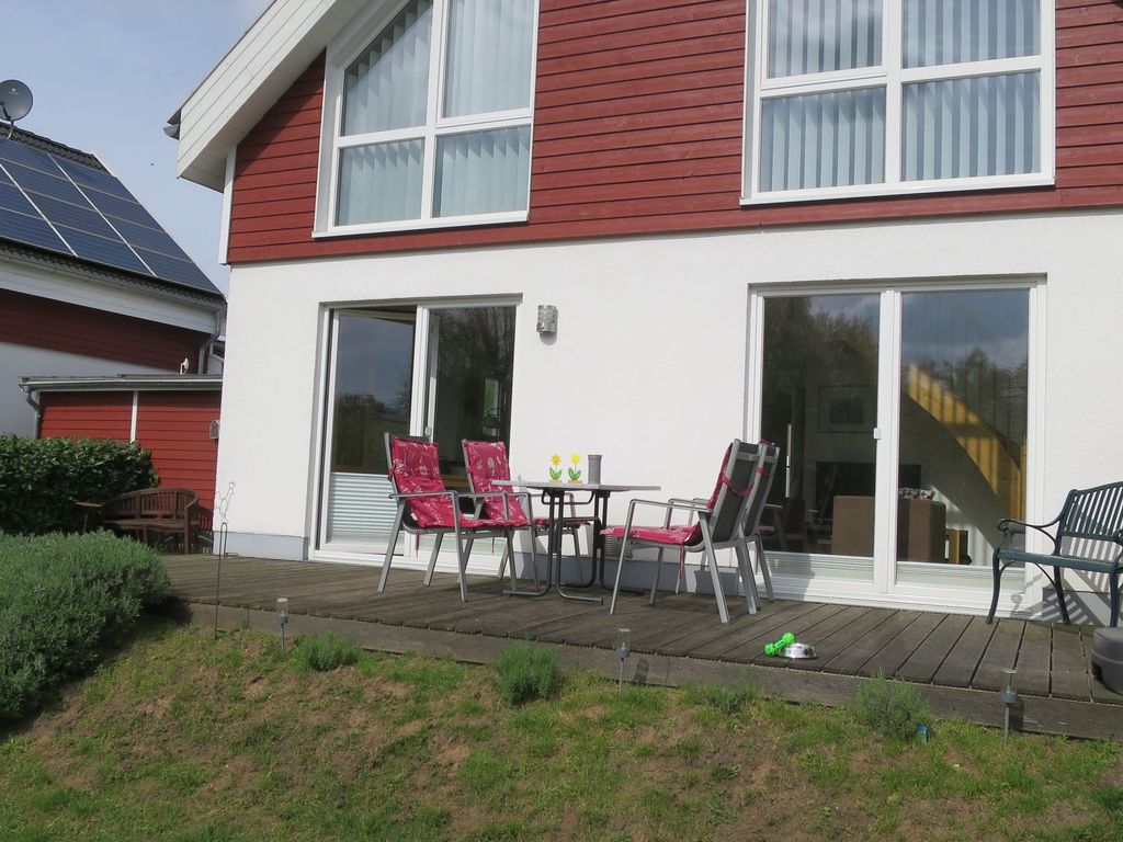 Glick vom Garten auf Terrasse