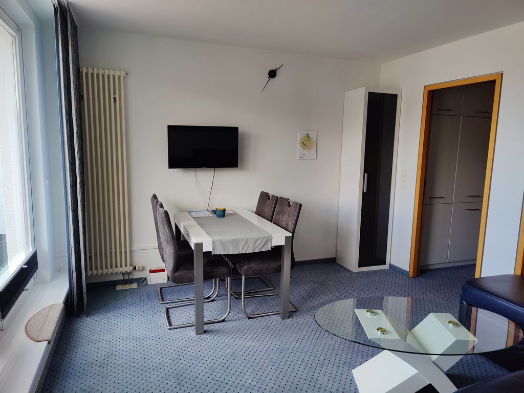 Blick ins Wohnzimmer mit Essplatz