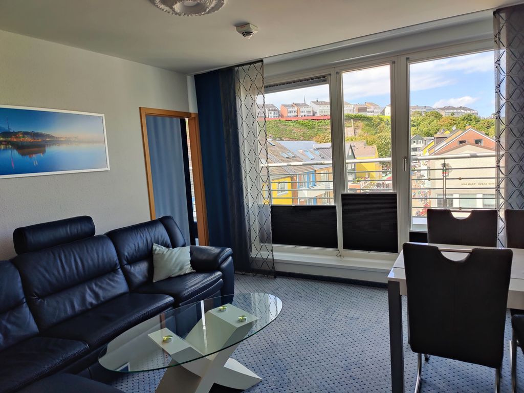 Wohnzimmer mit Blickauf den Balkon